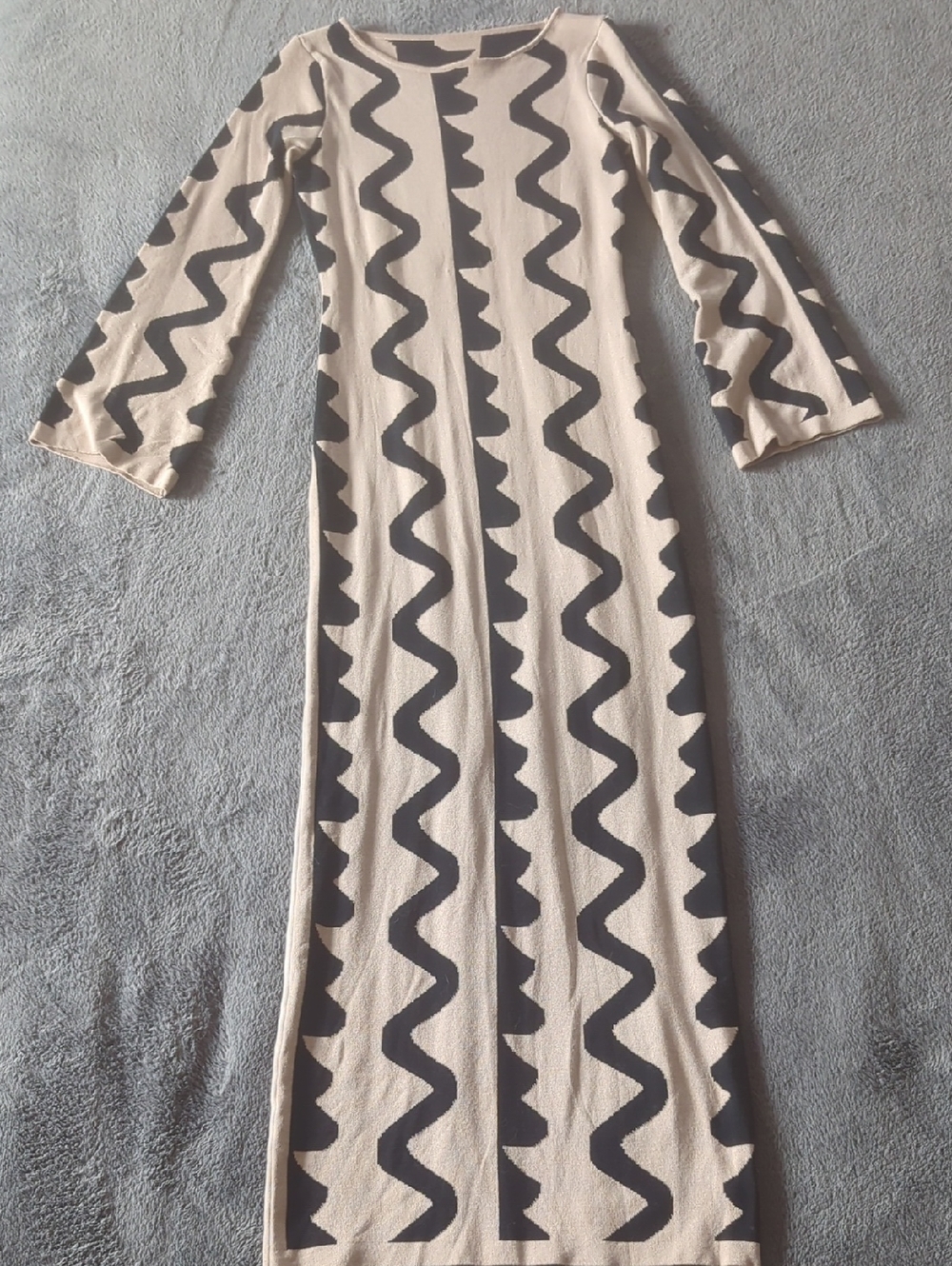 Beige and Black Wave-Pattern Maxi Dress